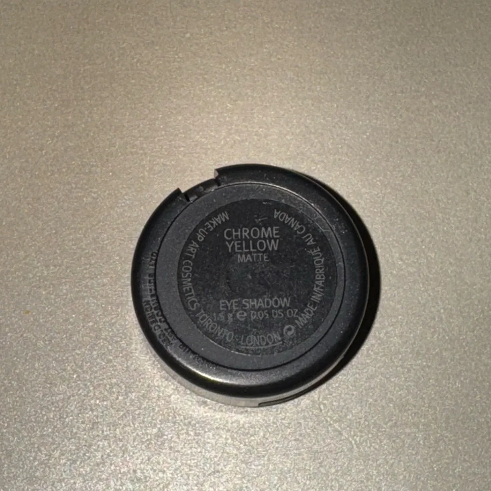 MAC Cosmetics chrome Yellow eyeshadow